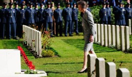 安妮在阿纳姆战役纪念活动上献花圈并会见老兵