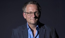 迈克尔·莫斯利博士：当寡妇代表他接受荣誉时，她欢呼“爱的流露”