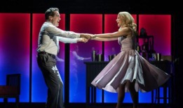 照片：凯莉·奥哈拉和布莱恩·达西·詹姆斯将《葡萄酒与玫瑰》带到百老汇