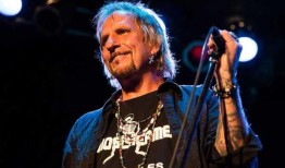 杰克·罗素，Great White乐队主唱，在03年可怕的音乐会大火中登台的杰克·罗素去世