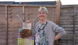 女人认为她在她的熨衣板上看到了铁娘子