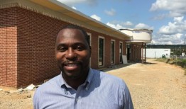 阿拉巴马州小镇市长在法律战中战胜了“过分热心”的市议会，保住了权力