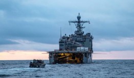 经过四个月的部署，冈斯顿霍尔号航母返回了美国