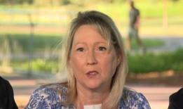 德里克·爱德华兹用急救训练救了他妻子多娜的命，现在他正在敦促大家学习心肺复苏术