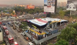印度广告牌倒塌，12人死亡，60人受伤