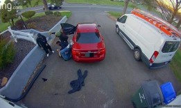 据报道，康涅狄格州一名男子向警犬开枪，随后被警察击毙