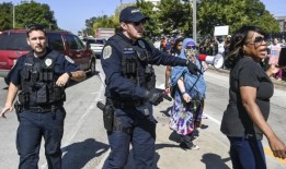 迪凯特警方帮助回购史蒂夫·珀金斯的车是否违法？