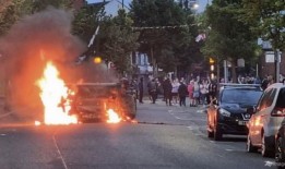 在反移民骚乱和仇外情绪中，生活在英国的新加坡人保持“高度警惕”