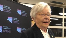 州长凯·艾维(Kay Ivey)谈到如何增加阿拉巴马州的劳动力时说，让他们摆脱幻想