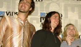 戴夫·格罗尔是“摇滚界最好的家伙”，他与乔丁·布鲁姆在婚外秘密生儿育女