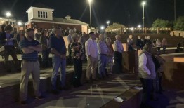 市长布巴·科普兰去世后，社区聚集祈祷：“史密斯车站受伤了”