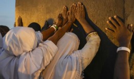 穆斯林聚集在阿拉法特山参加朝觐的高峰