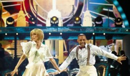 歌手杰比·吉尔和劳伦·奥克利在四分之一决赛中以39分高居榜首