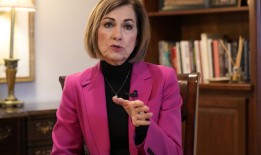 法官否决了爱荷华州禁止学校图书馆图书和讨论LGBTQ+问题的大部分法律