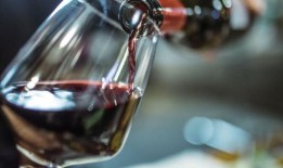 一名女子被誉为“天才”，因为她发明了一个让酒瓶保持新鲜的小窍门——这可不是勺子