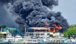 热门目的地餐厅在壮观的中午大火中燃烧