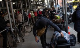 汤姆·蒂凡尼：在拜登的白宫，移民优先，美国人最后