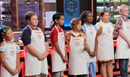 戈登·拉姆齐(Gordon Ramsay)在烹饪一种南方美食时，与一个阿拉巴马州的男孩击掌(并呕吐袋)