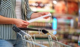 艾米丽·拉塔科夫斯基(Emily Ratajkowski)对SoHo区仇人的评论不屑一顾