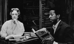 《恋恋笔记本》的多里安·哈伍德说他的演艺事业是由贝蒂·戴维斯一手促成的