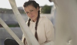 就像一匹野母马，她是今夏流行歌曲的幕后主使