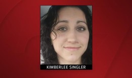 文件显示，科罗拉多州一名母亲被控杀害两个孩子，引发监护权之争