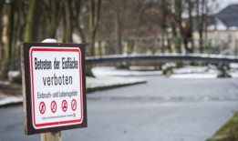 两个女孩闯入一个结冰的池塘：一个路人(28岁)救了她们的命