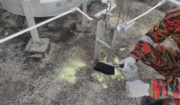 消防队员正在清理KKIA的水银泄漏