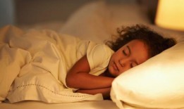 我是睡眠专家——睡前给你的孩子一份美味的零食，这会改变游戏规则