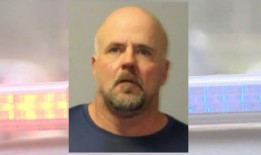 警方称，一名男子装扮成建筑工人，从公路灯杆上偷走铜线