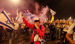 以色列反政府抗议者在内塔尼亚胡的家中游行