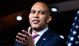 众议院民主党人在面对棘手的竞选活动时筹集了大量资金