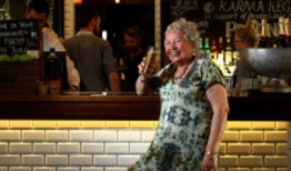 那个把自己锁在酒吧里的女权主义者上了全球新闻