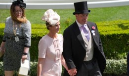 彼得·菲利普斯和英国国民医疗服务体系的女友在皇家阿斯科特赛马会首次亮相时热情洋溢