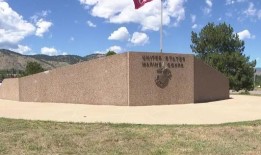 美国海军陆战队纪念碑在遭到破坏后庆祝成立47周年