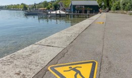 市议会及建筑委员会讨论市民大会的动议