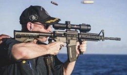 美国海军因一张瞄准镜落后的步枪照片解雇了军舰指挥官