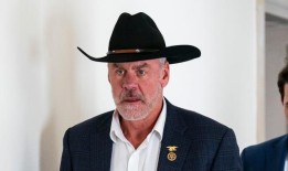 民主党众议院候选人拒绝解释反对共和党对手限制巴勒斯坦移民的法案