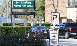 比尔说，如果孩子带着不安全的枪支上学，父母可能会被起诉