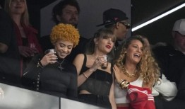 泰勒·斯威夫特喝着啤酒，拥抱着布莱克·莱弗利，在酋长队对阵49人队的超级碗比赛中欢呼雀跃