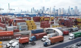 美国码头工人罢工后加薪