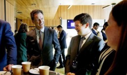 社交媒体峰会希望提出保护年轻人上网的计划