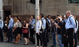 员工们步履蹒跚地走进办公室，但授权可能无济于事