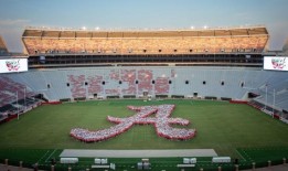 阿拉巴马州庞大的新生班级在布莱恩特-丹尼球场上形成了巨大的“A剧本”