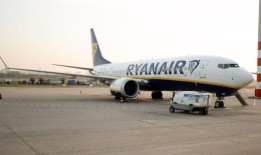 一名飞往特内里费岛的乘客在瑞安航空的航班上“在过道小便”，引发了混乱