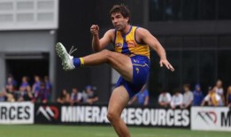 老鹰老将安德鲁·加夫渴望延长AFL的职业生涯