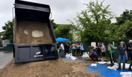 弗朗辛在墨西哥湾成为飓风，路易斯安那州沿海地区发布了警告