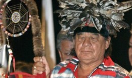 比利·Two Rivers，退休莫霍克摔跤手和政治家，去世，享年87岁