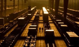 美国雇主出人意料地增加了21.6万个工作岗位，表明经济持续强劲