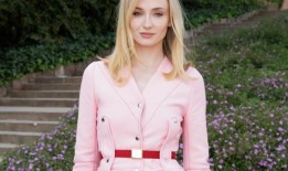 索菲·特纳(Sophie Turner)一直在改变她的手袋风格